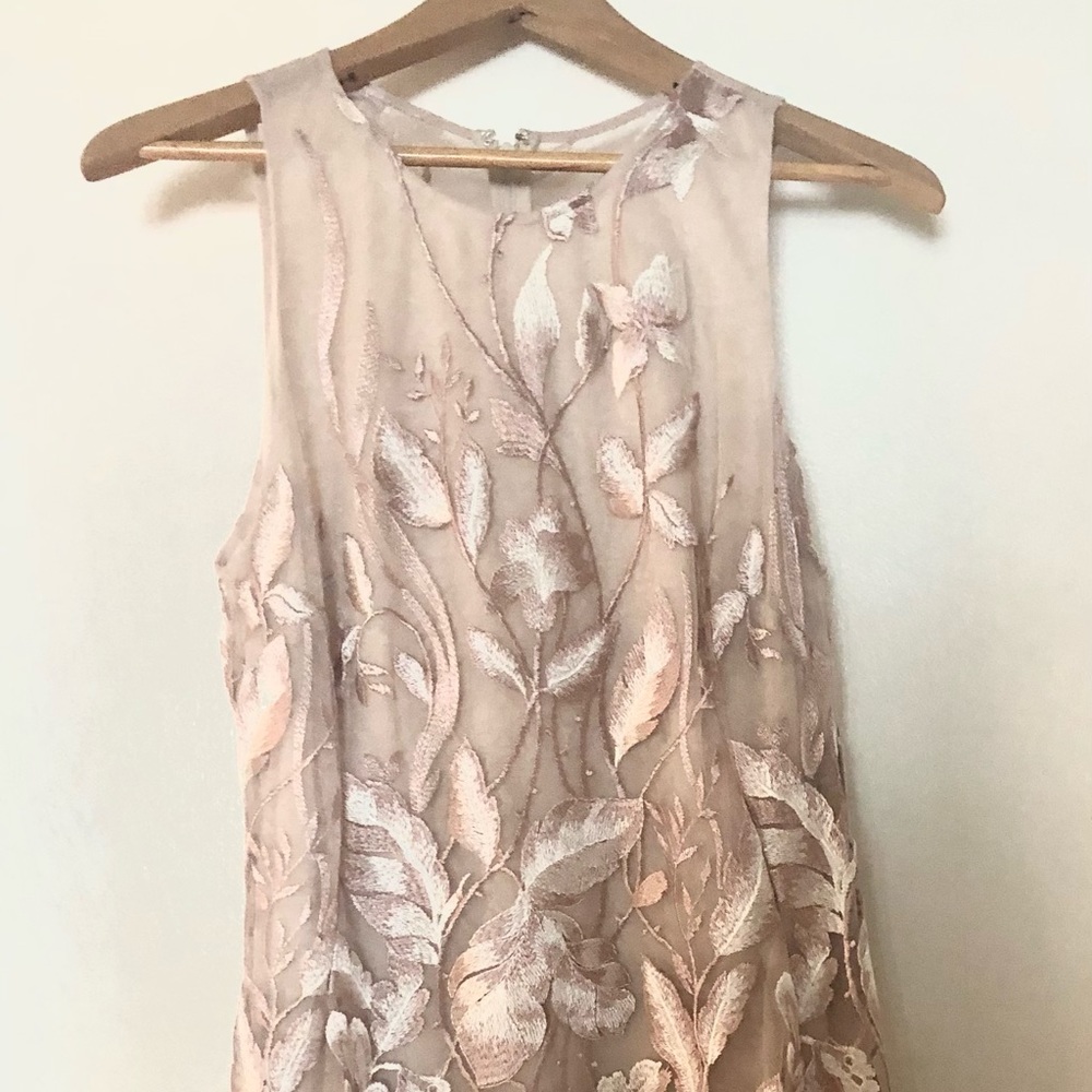 Nicole Miller Lace midi sheath style dress